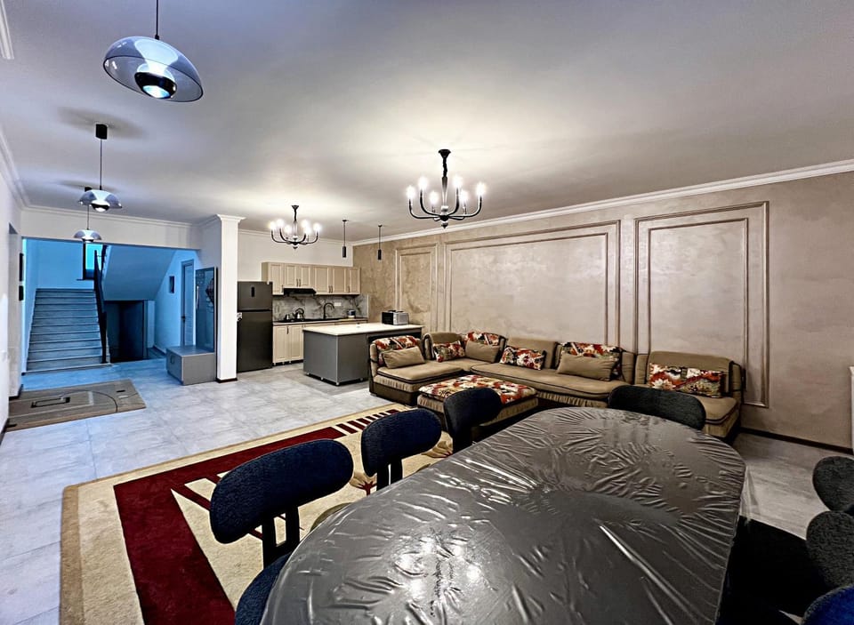 Kitchen or kitchenette, Living room, Seating area, Dining area