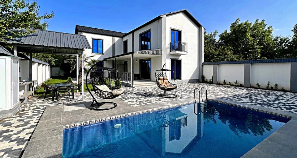 Property building, Patio, Day, Pool view, Swimming pool, sunbed