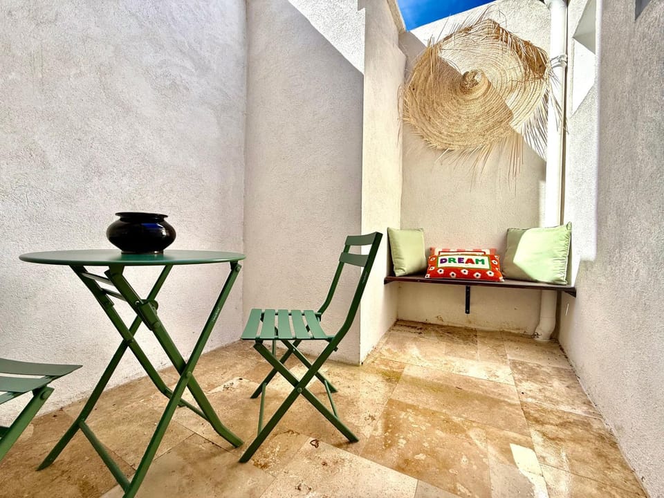 Patio, Day, Balcony/Terrace, Dining area