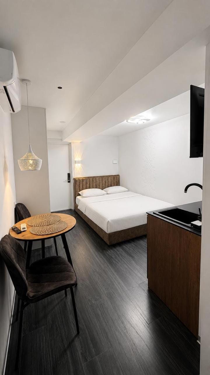 Bed, TV and multimedia, Photo of the whole room, air conditioner