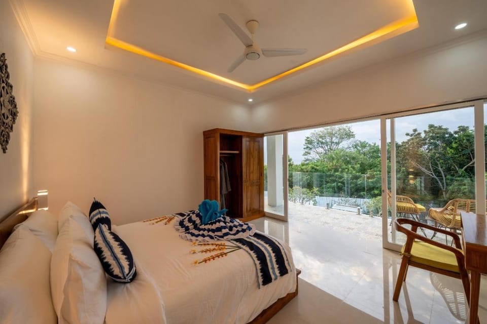 Photo of the whole room, Bedroom, towels