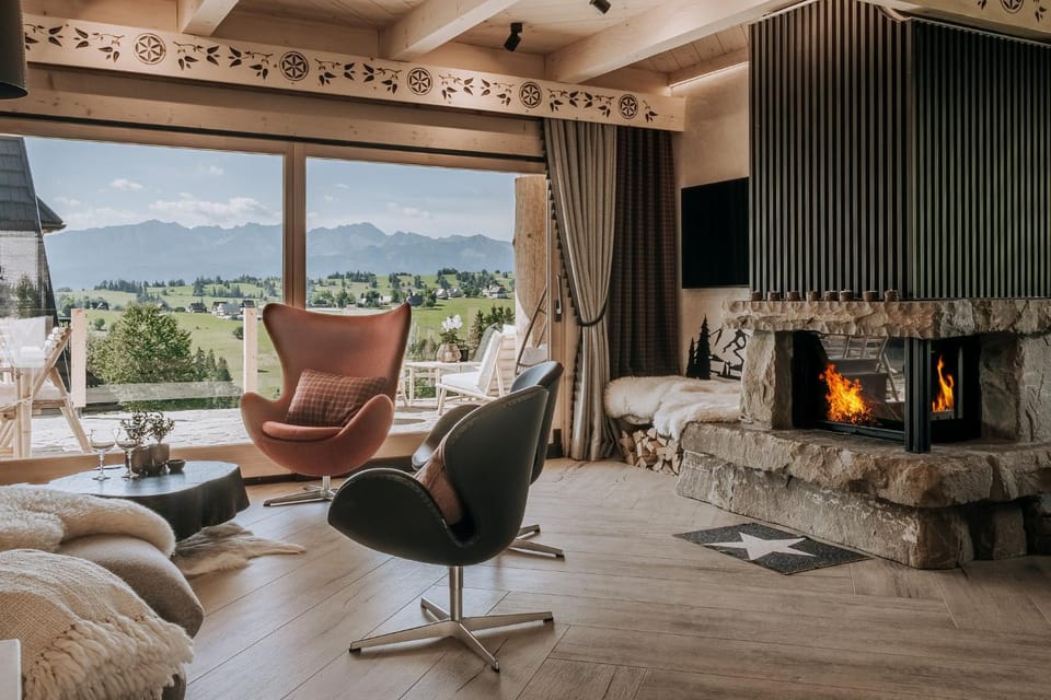 Communal lounge/ TV room, Natural landscape, TV and multimedia, Living room, Seating area, Mountain view