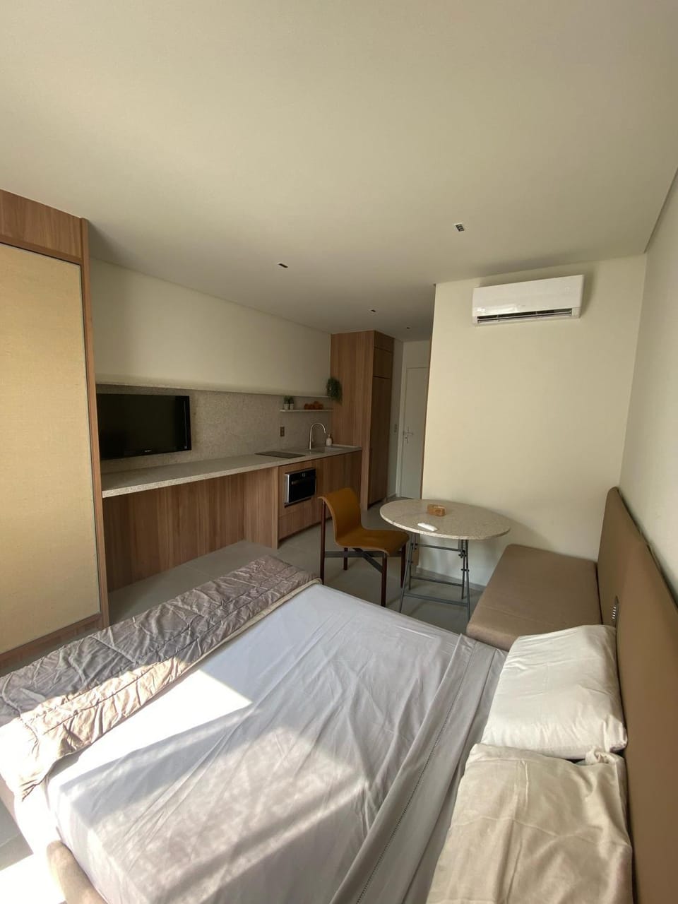 Bed, TV and multimedia, Photo of the whole room, Bedroom, air conditioner