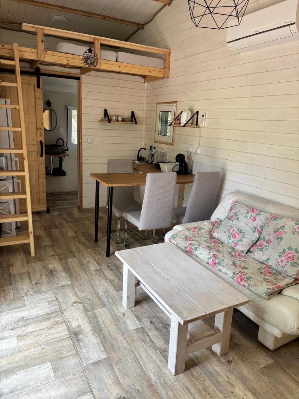 Kitchen or kitchenette, Living room, Seating area, Dining area, air conditioner