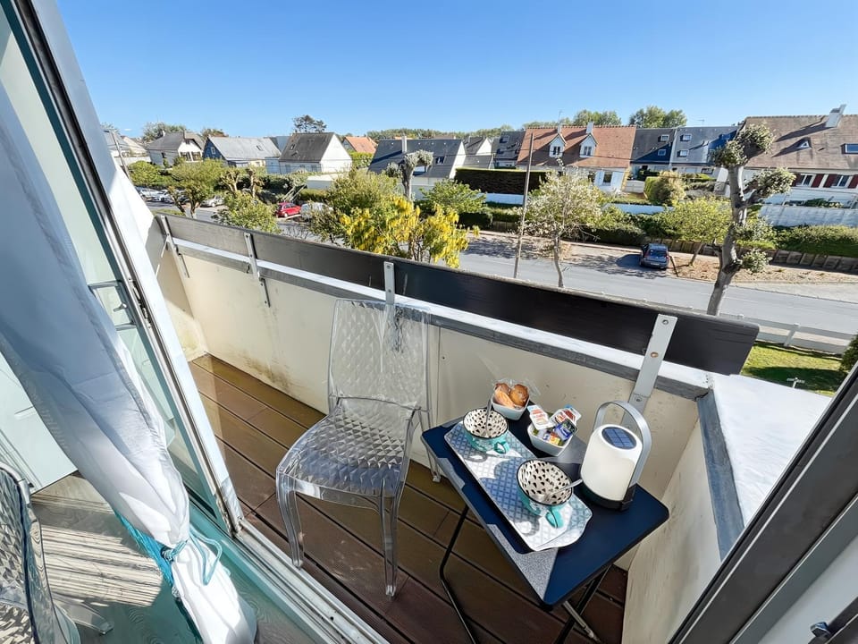 La croisette - à 50 mètres de la plage de Juno Beach avec Balcon et Stationnement gratuit Apartment in Bernières-sur-Mer