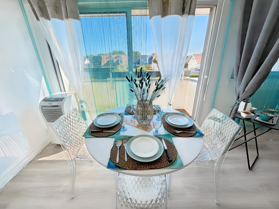 La croisette - à 50 mètres de la plage de Juno Beach avec Balcon et Stationnement gratuit Apartment in Bernières-sur-Mer