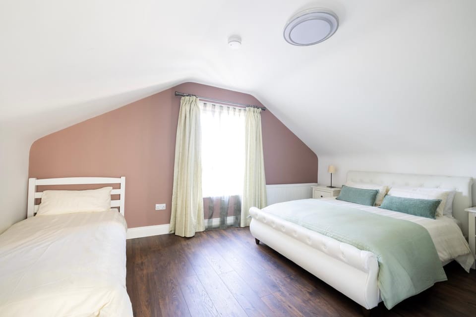 Bed, Photo of the whole room, Bedroom