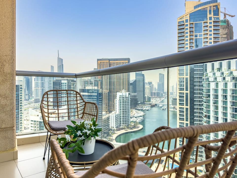 Luxury Stay - Private Jacuzzi - Infinity Pool - Marina & Sea Views - High Floor - Upgraded - Designer - Squash Apartment in Dubai