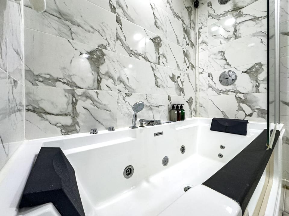 Luxury Stay - Private Jacuzzi - Infinity Pool - Marina & Sea Views - High Floor - Upgraded - Designer - Squash Apartment in Dubai