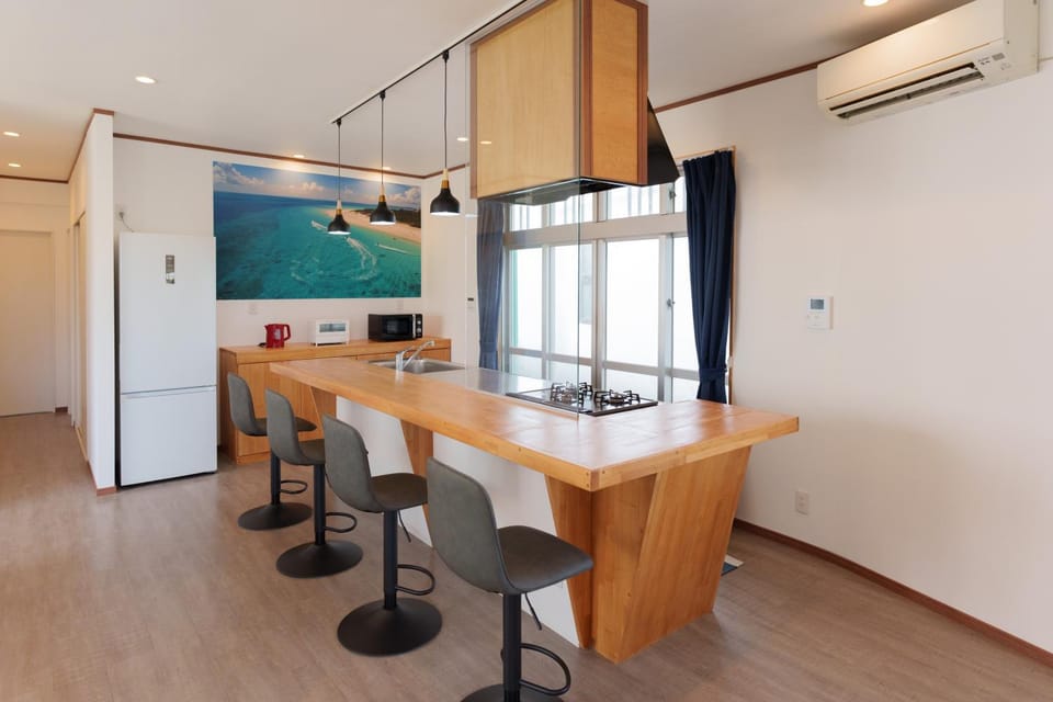 Kitchen or kitchenette, air conditioner