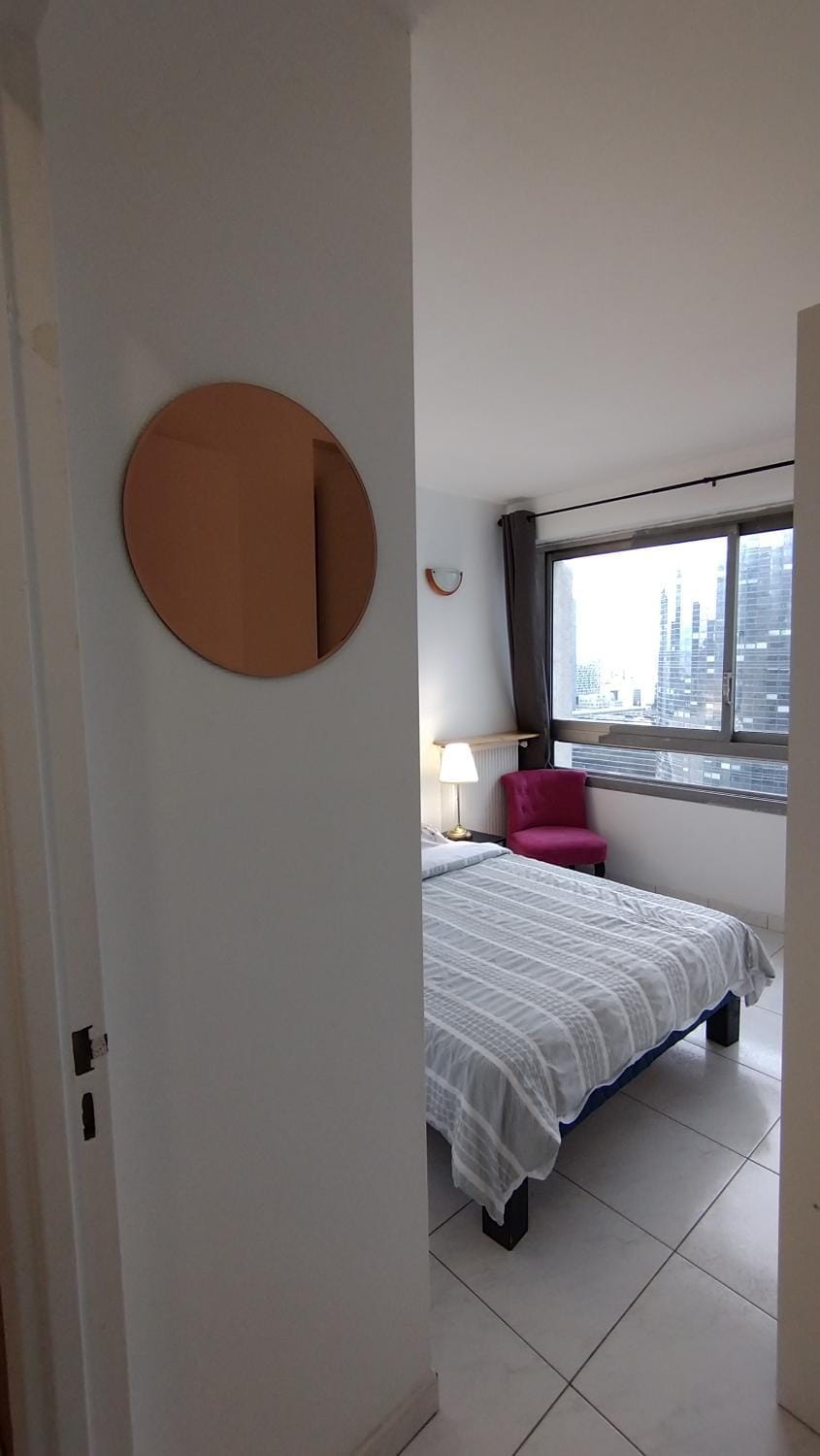 3 bedrooms and salon, La Défense, 5 min walk Metro Apartment in Puteaux