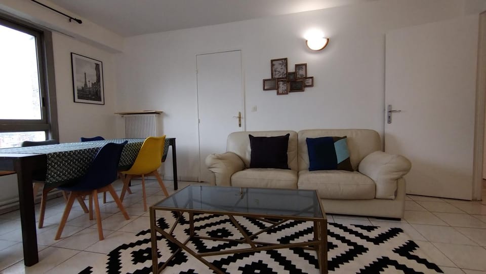 3 bedrooms and salon, La Défense, 5 min walk Metro Apartment in Puteaux