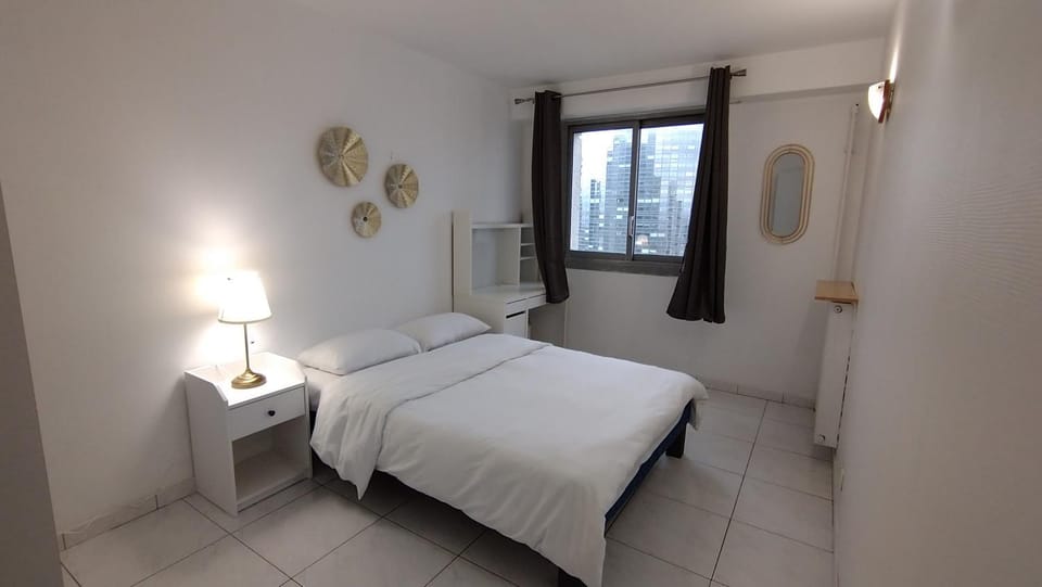 3 bedrooms and salon, La Défense, 5 min walk Metro Apartment in Puteaux
