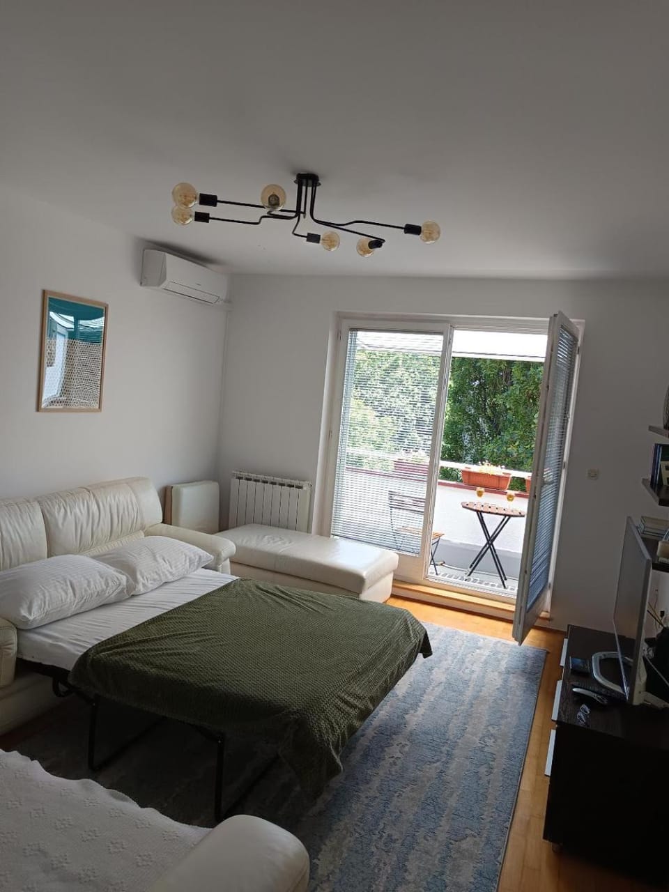 Bed, TV and multimedia, Living room, Photo of the whole room, Seating area, Bedroom