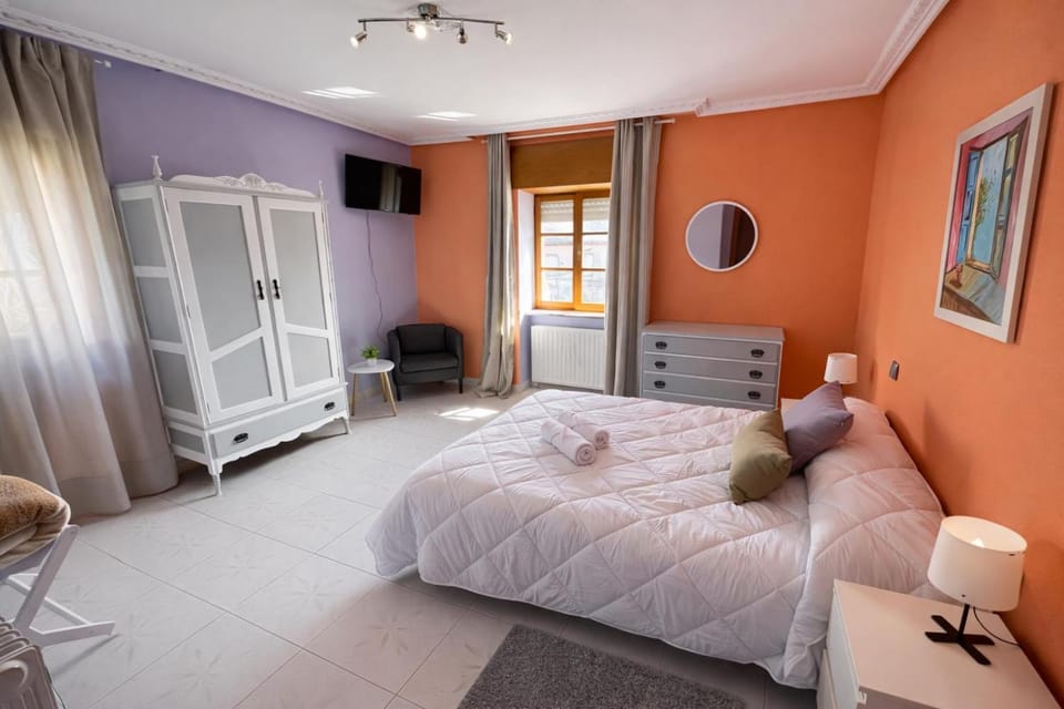 Bed, TV and multimedia, Photo of the whole room, Bedroom, wardrobe