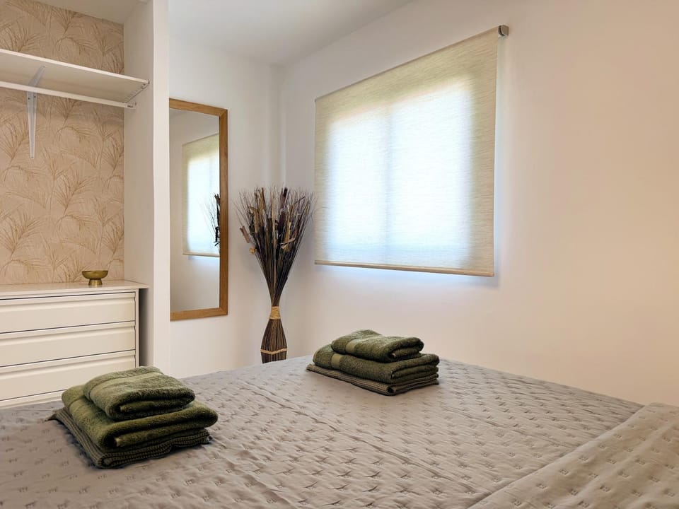 Bed, Bedroom, towels