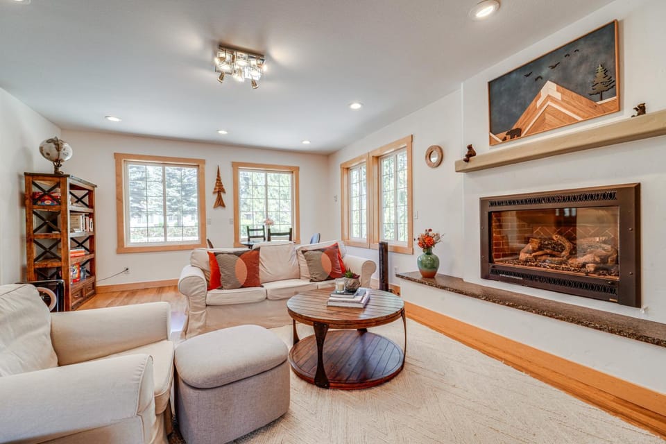 5 Mi to Northstar Resort! Family Home w/ Hot Tub House in Truckee