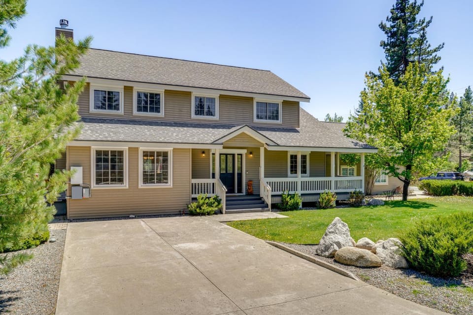 5 Mi to Northstar Resort! Family Home w/ Hot Tub House in Truckee