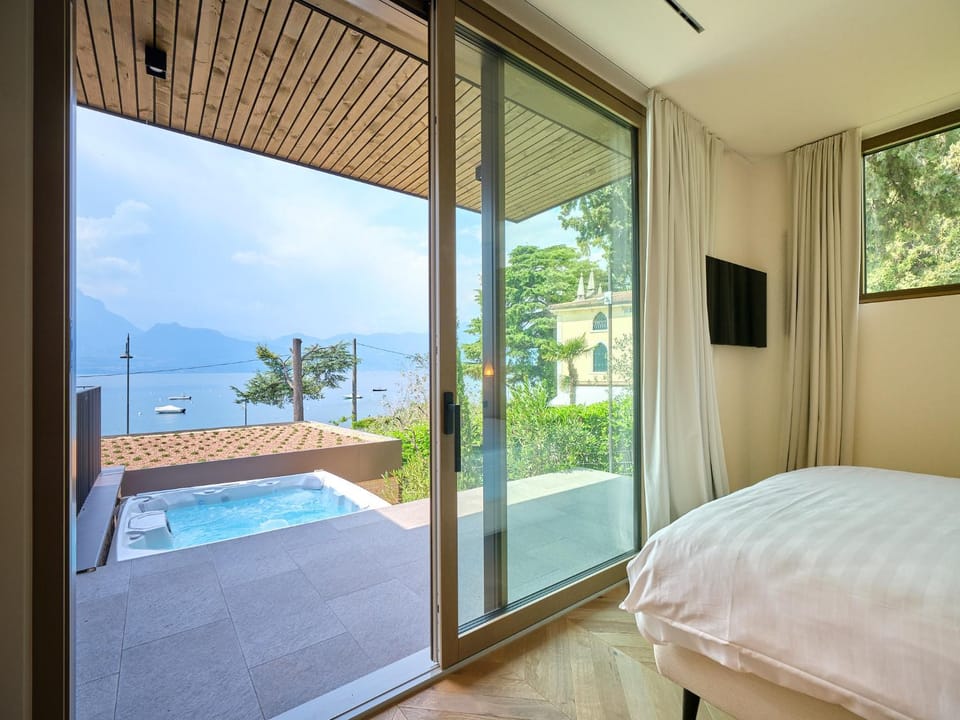 Hot Tub, Bedroom, Pool view