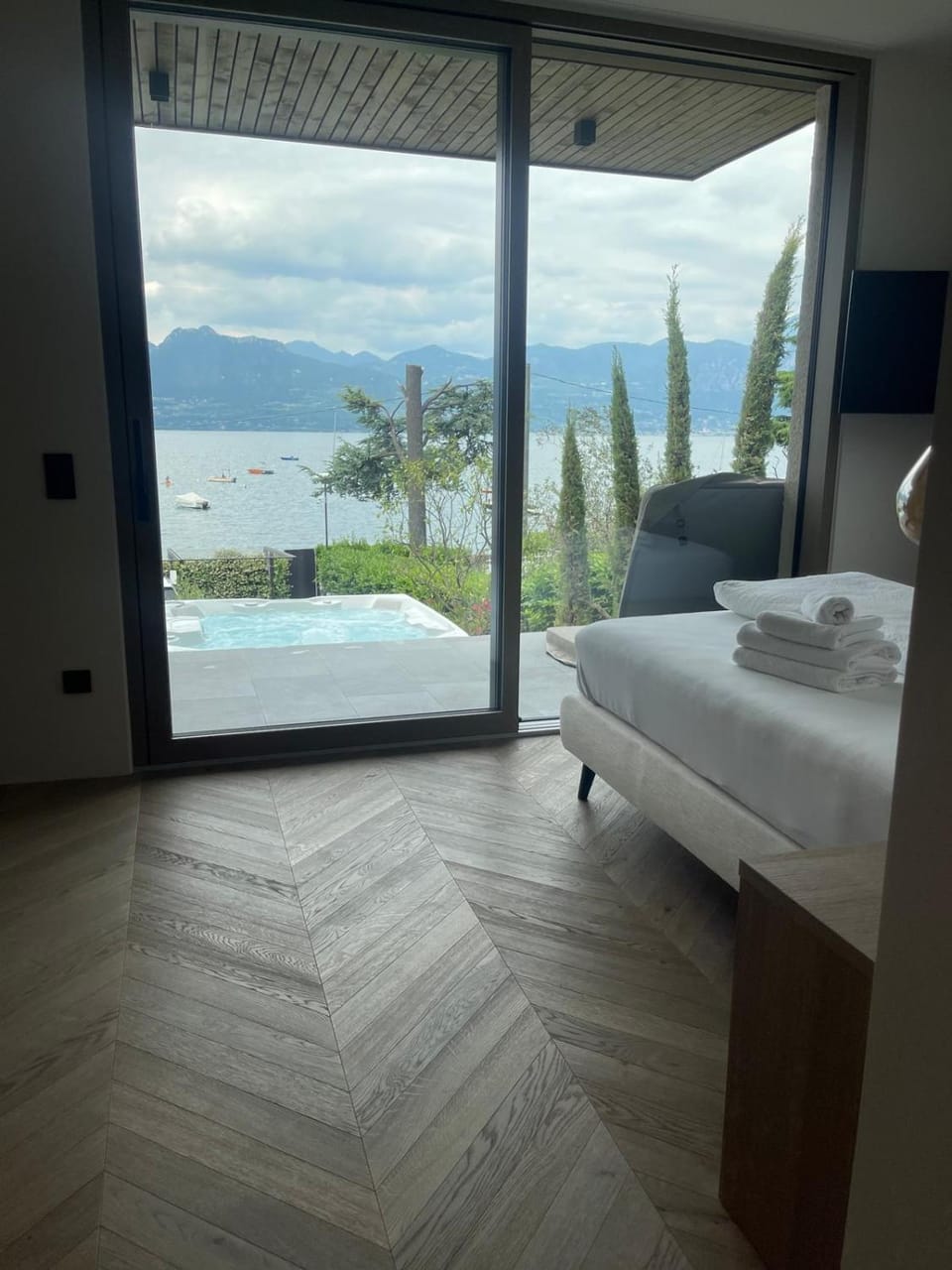 Photo of the whole room, Lake view