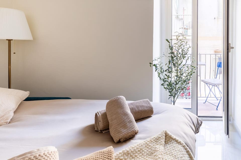 Bed, Photo of the whole room, towels