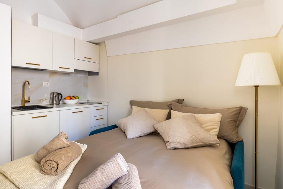 Bed, Kitchen or kitchenette, Living room, Photo of the whole room, Seating area, Bedroom