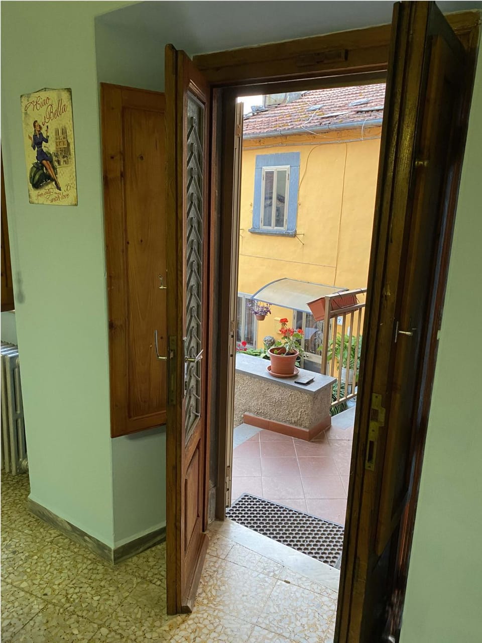 Coffee/tea facilities, Dining area, Inner courtyard view, internet, microwave, oven, stove, toaster, washing machine, kitchen