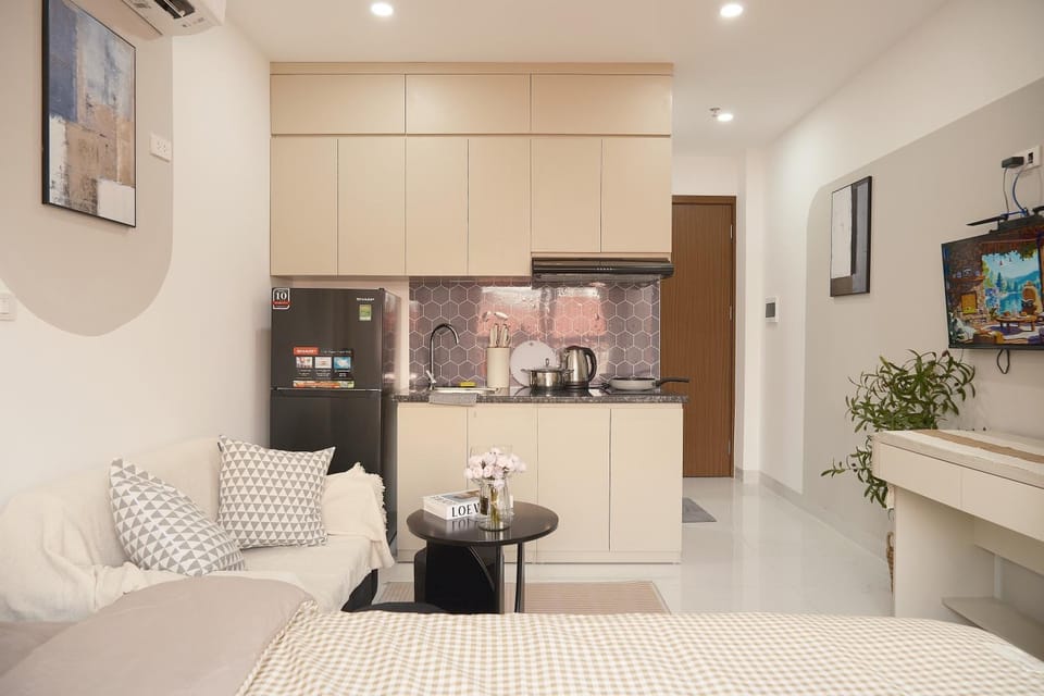 Kitchen or kitchenette, Living room, Seating area, Dining area, stove