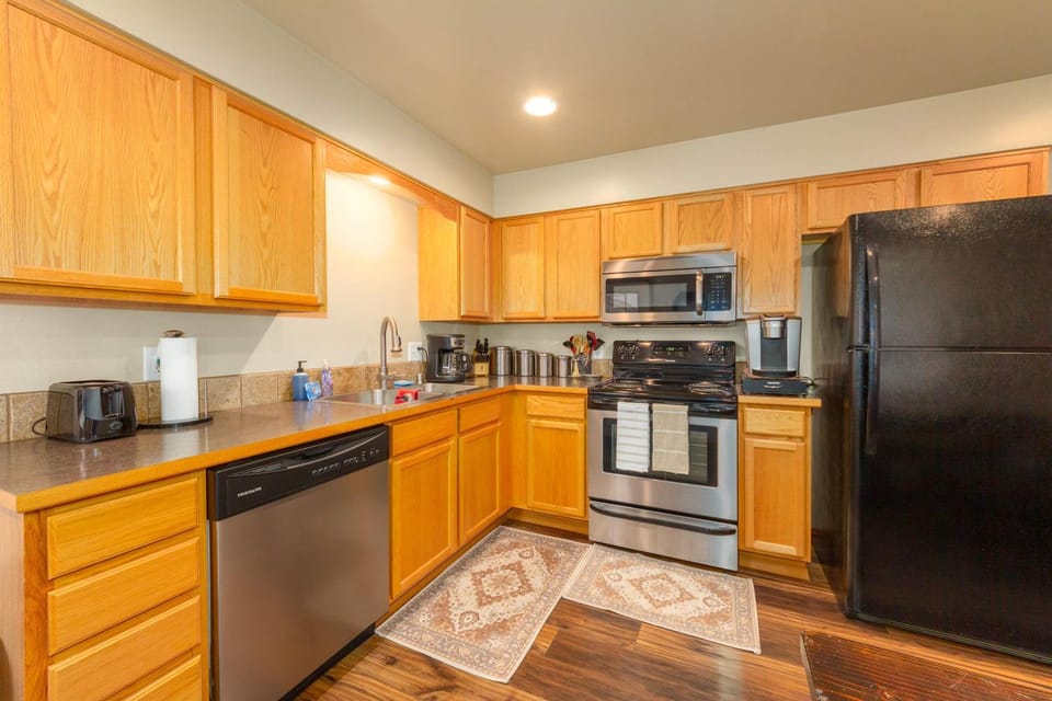 Coffee/tea facilities, Kitchen or kitchenette, dishwasher, oven, stove, toaster