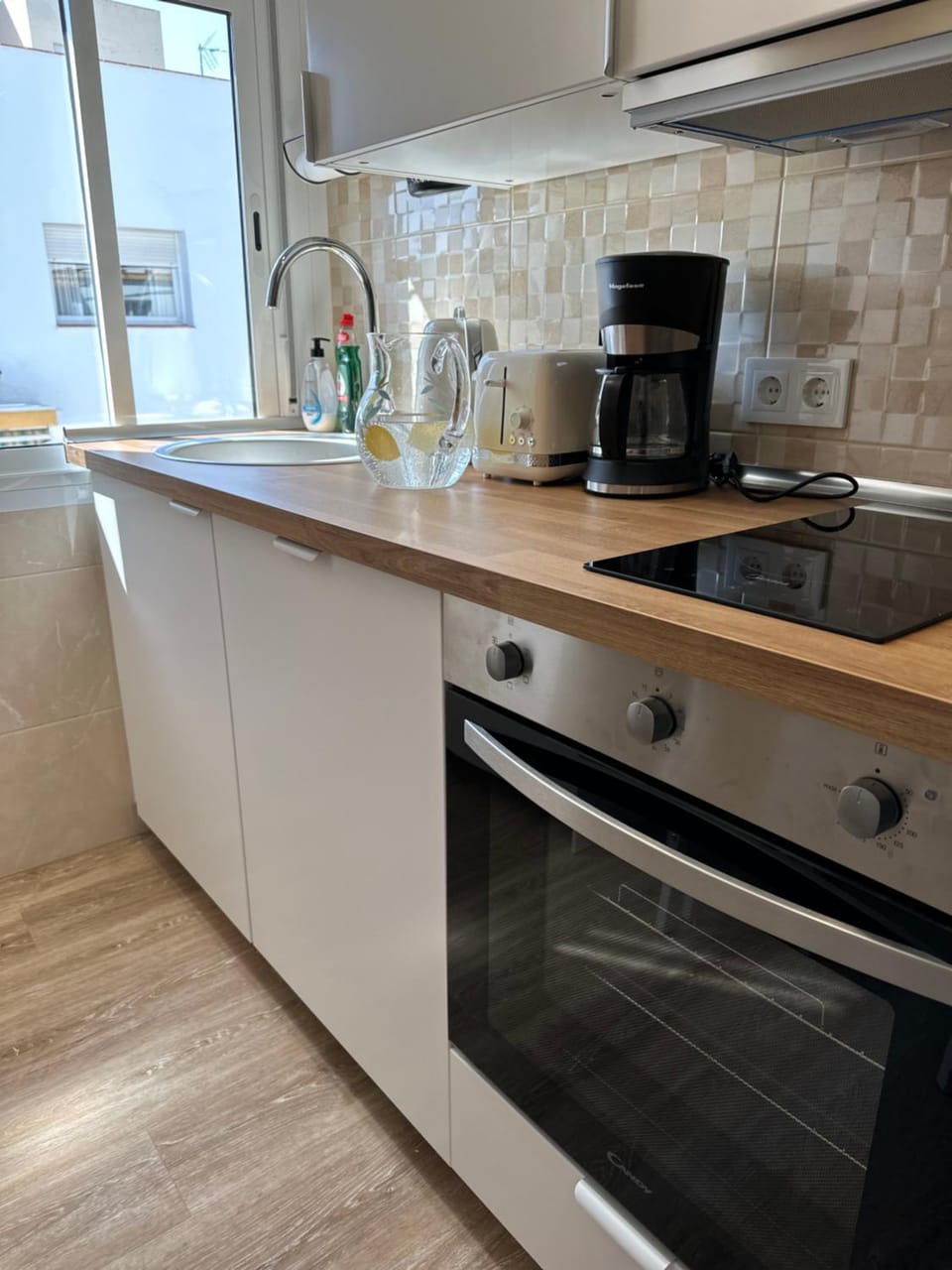 Kitchen or kitchenette, dishwasher, stove