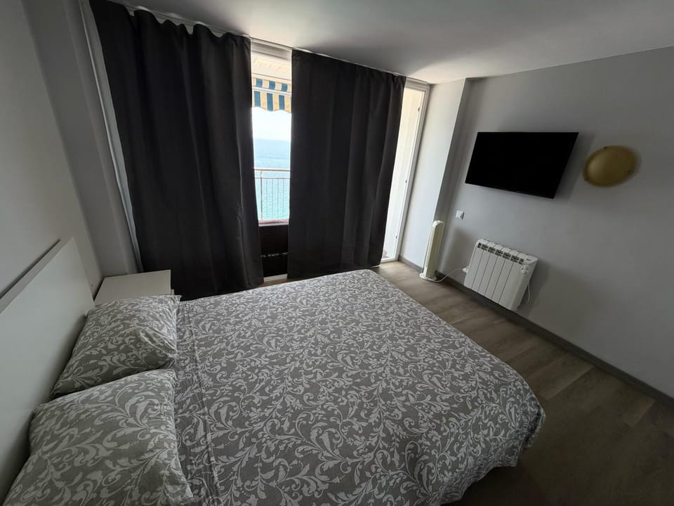 Bed, TV and multimedia, Bedroom