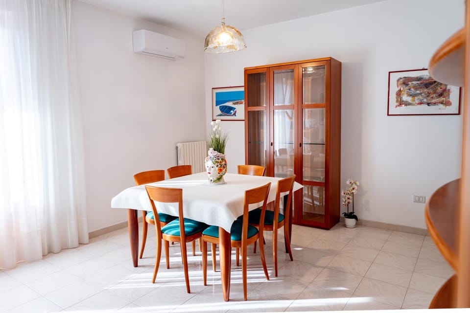 Living room, Seating area, air conditioner