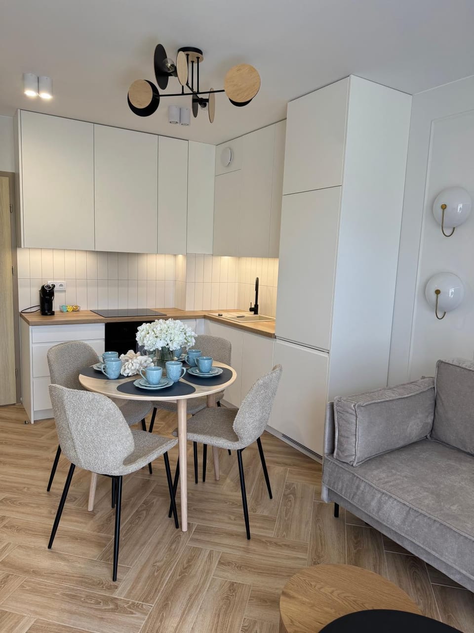 Kitchen or kitchenette, Dining area