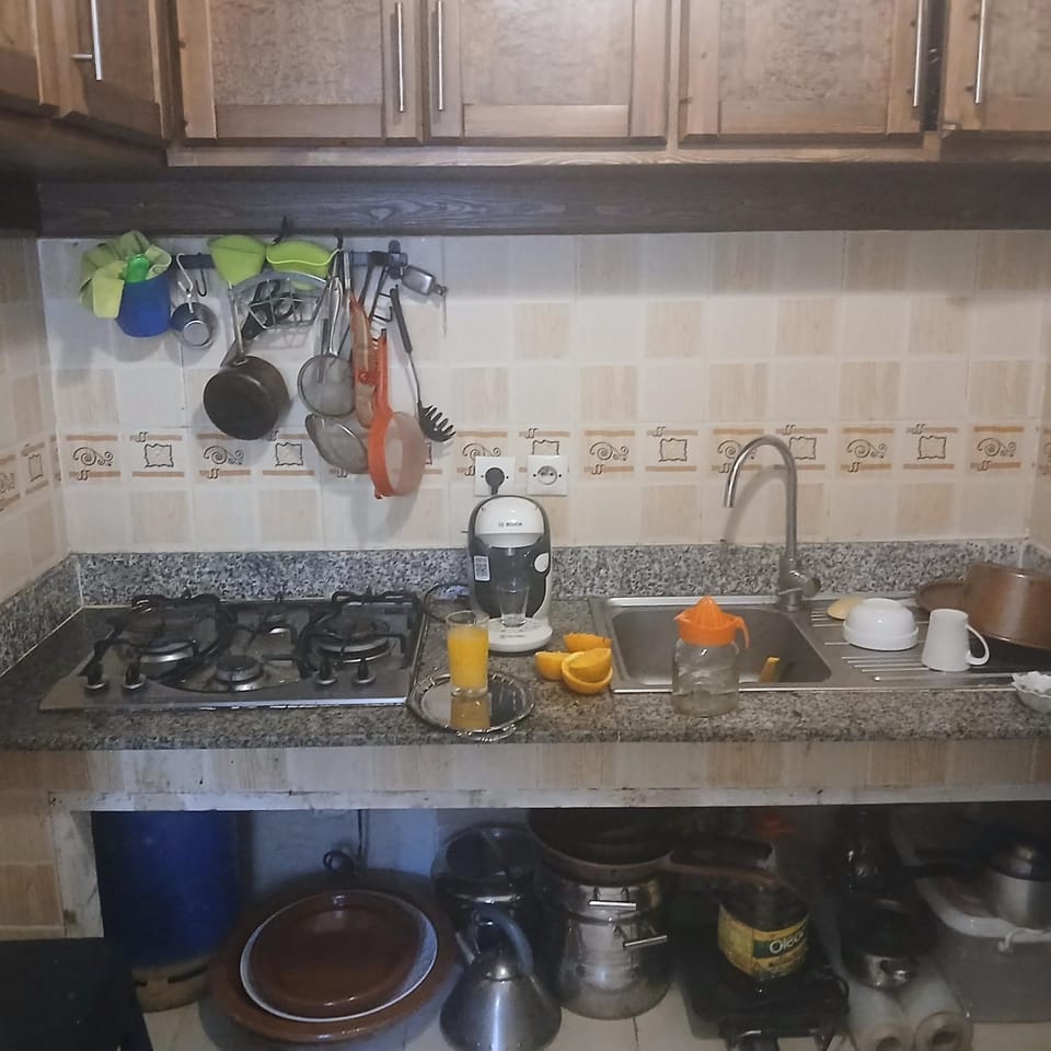 Coffee/tea facilities, Kitchen or kitchenette, stove