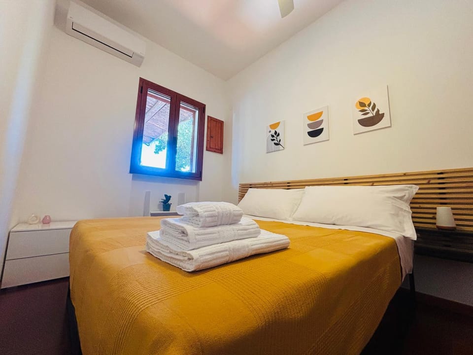 Bed, Photo of the whole room, Bedroom, wardrobe, air conditioner