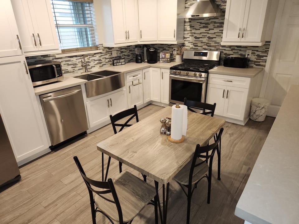 Kitchen or kitchenette, Dining area, dishwasher, oven, stove, toaster
