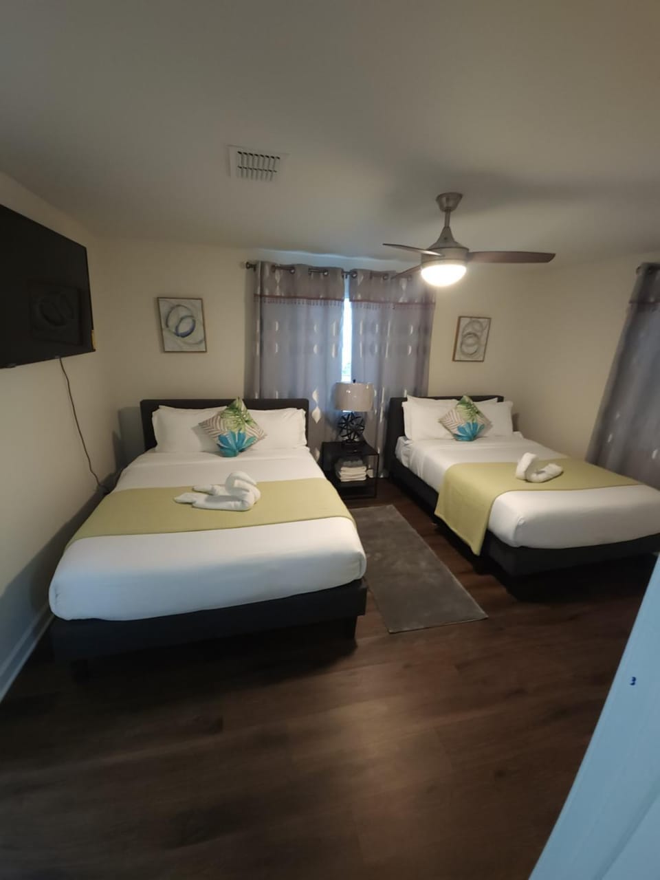 Photo of the whole room, Bedroom