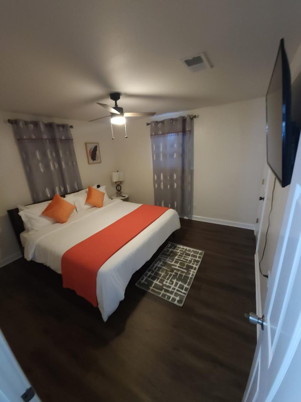 Photo of the whole room, Bedroom