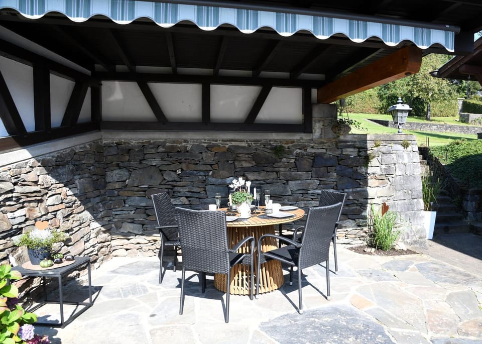 Garden, Seating area, Dining area