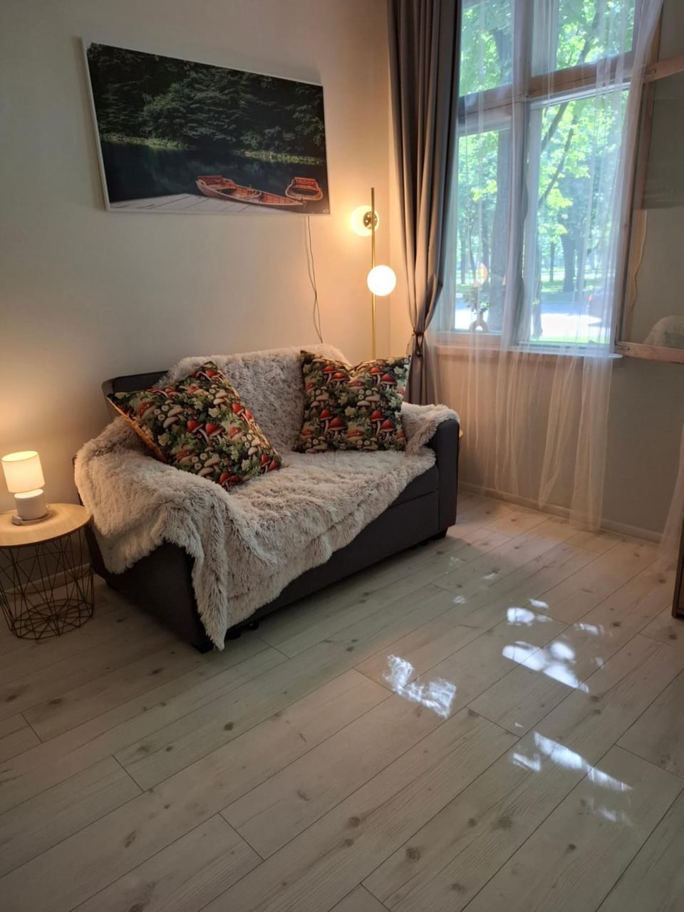 Bed, Living room, Photo of the whole room, Seating area, heating