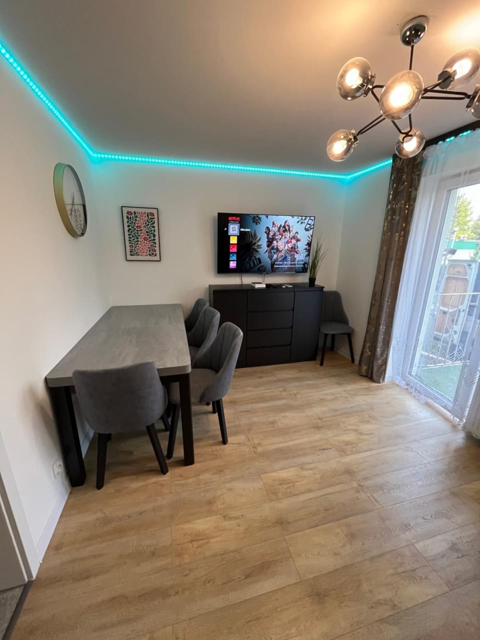 Communal lounge/ TV room, TV and multimedia, Dining area