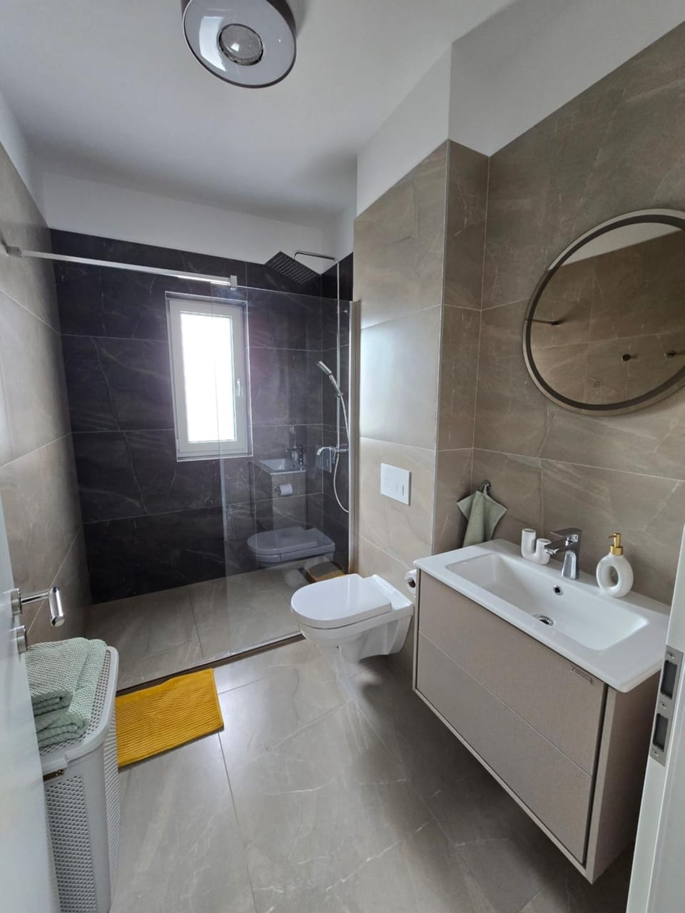 Shower, Toilet, Bathroom, towels