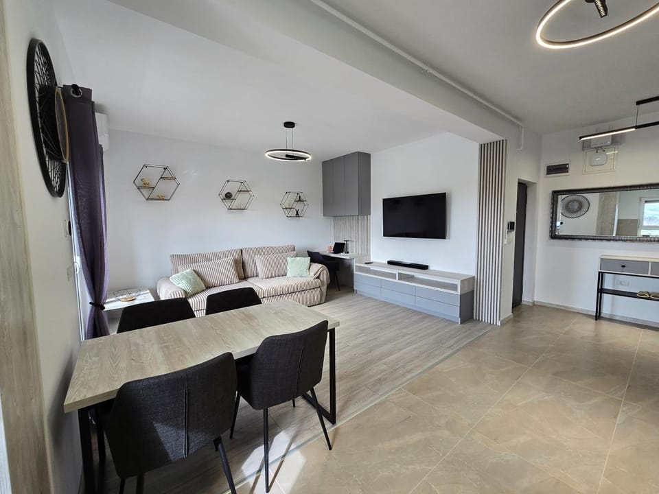TV and multimedia, Living room, Dining area, air conditioner