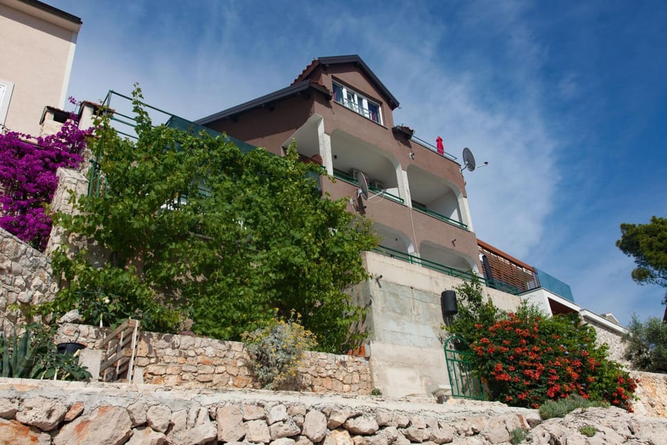 Property building, Facade/entrance, Garden, Garden view, Sea view