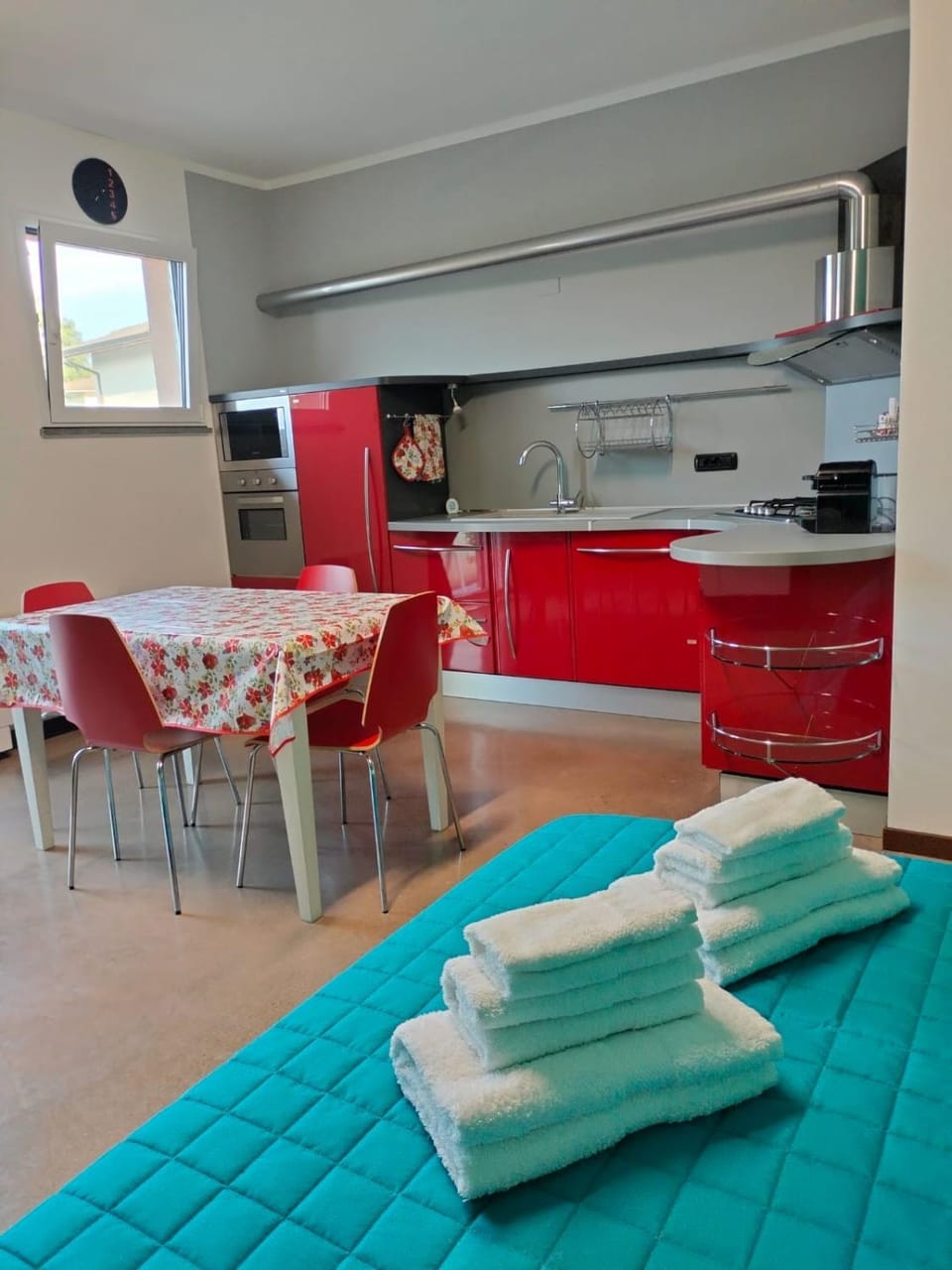 Kitchen or kitchenette, Dining area, oven, stove