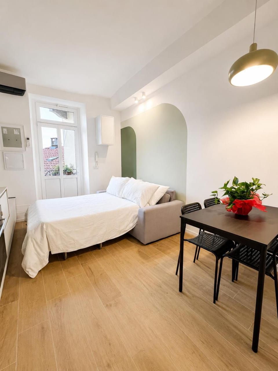 Bed, Living room, Photo of the whole room, Seating area, Dining area, air conditioner