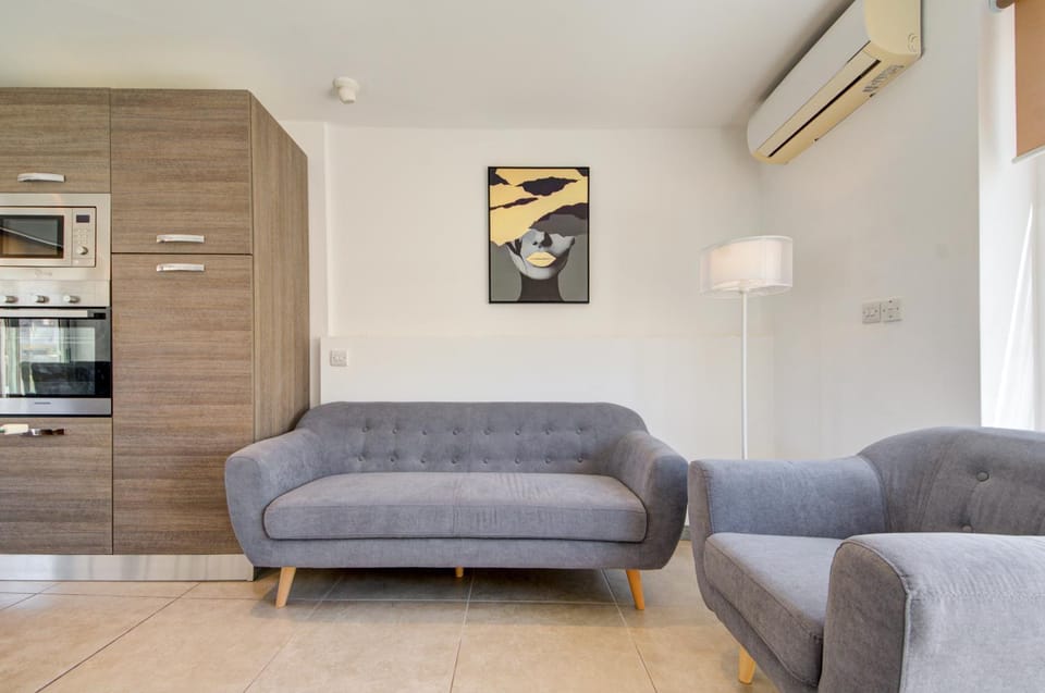 Charming Home with Jacuzzi in St Julians Apartment in Saint Julians