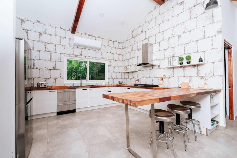 Kitchen or kitchenette, dishwasher, oven