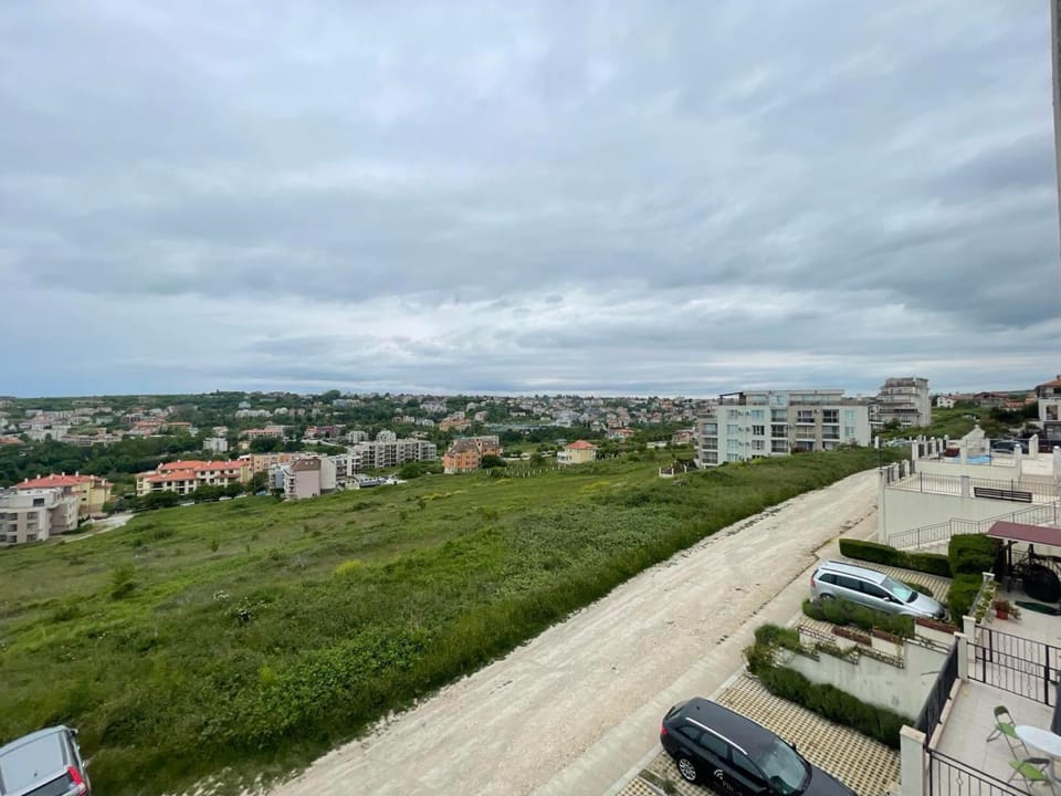 Property building, Day, Neighbourhood, Sea view, Street view, Location, Parking