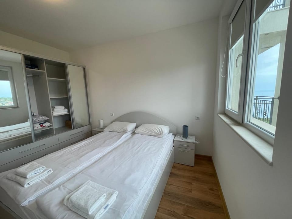 Bed, Photo of the whole room, Bedroom, towels